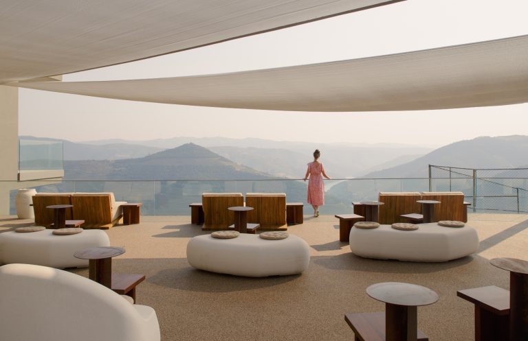 Douro recebe espaço com alta cozinha e paisagem